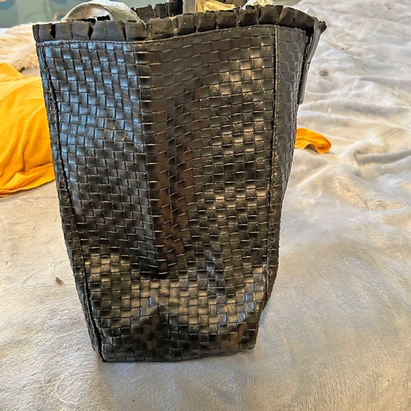 TOTE BAG, LARGE, BRAIDED DESIGN, FABRIC RUFFLES ALONG TOP, WATERPROOF, NEW, BLAC - Picture 4 of 4